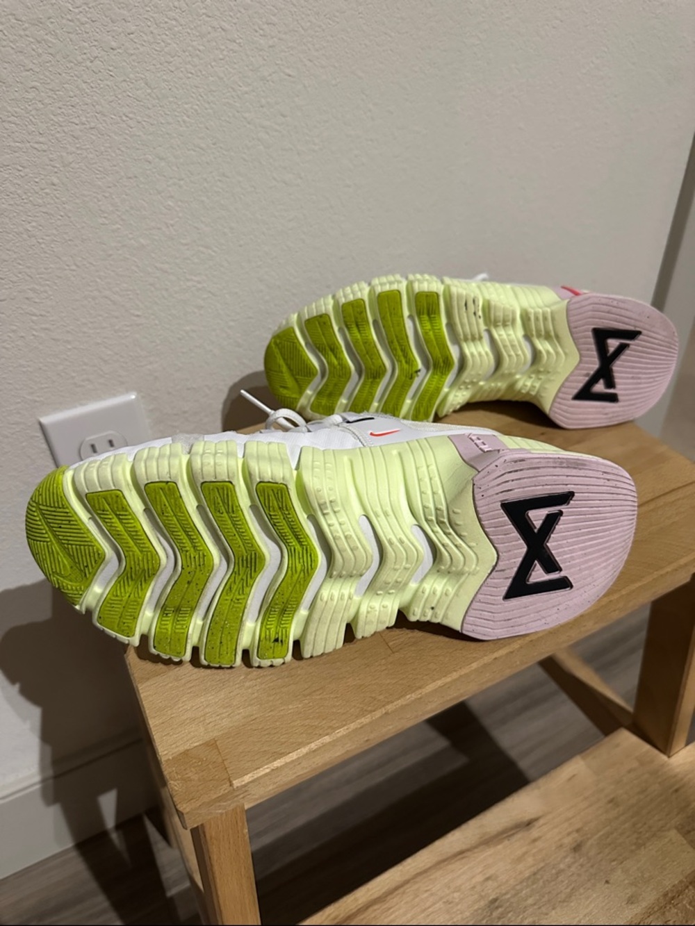 Nike Free Metcon 5 White/ Volt Pink - Picture 3 of 3
